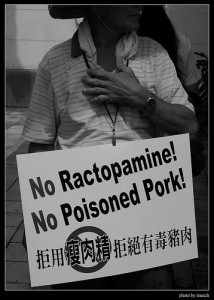 2007年, 台灣畜牧業者反對使用萊克多巴胺的遊行. Photo by Flickr User munch999 (CC BY-NC-SA 2.0)