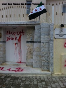 "Hafedh (father of Bashar Al Assad): May your soul be cursed", written on the door of the Syrian embassy in Tunis. Photograph shared by Facebook page "Union Des Admins Des Pages Tunisiennes"