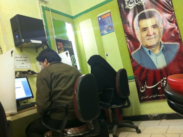 Ein Internetcafé in Teheran, Iran. Foto von Mr_L_in_Iran. Copyright © Demotix  (24/02/11)