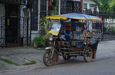 Tuktuk no Laos. Foto do Flickr de Luluk, usada sob licença CC