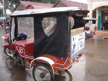 Cobertura protetora para chuva em tuktuk. Foto da página do Flickr de anuradhac, usada com licença CC