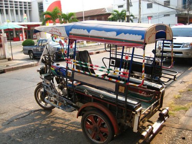Tuktuk na Tailândia. Foto da página do Flickr de Blue Funnies, usada sob licença CC