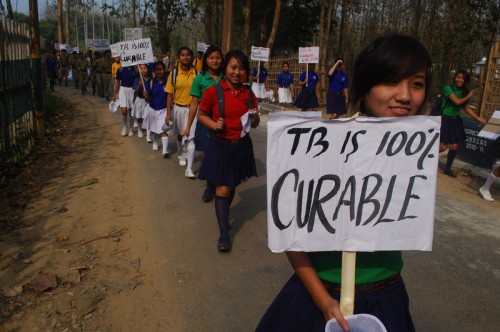 Студенти в Димапур, по време на митинг по повод на Световния ден за борба с туберкулозата. Снимка от Кайсий Мао. Лиценз Demotix