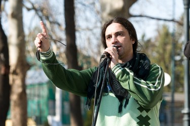 Организаторът Петрит Сарацини - музикант, журналист и писател - говори в началото на Марша за Мир. Снимка: Ванчо Джамбаски (CC BY-NC-SA 2.0)