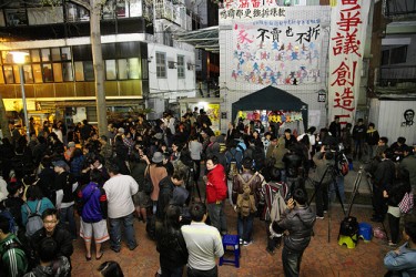 Supporters gathered in front of the Wang's houses. Image by Coolloud (CC BY-NC-SA 2.0).