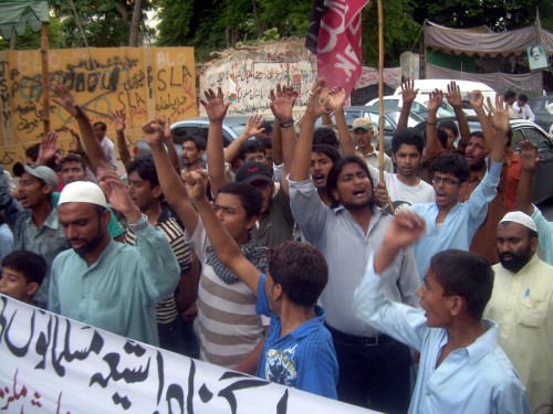 In Pakistan musulmani sciiti gridano slogan durante una protesta contro le esecuzioni mirate di sciiti. Foto di Syed Yasir Kazmi. Copyright Demotix (23 Settembre 2011)=