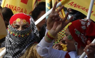 .نساء كرديات بمناسبة النيروز في العاصمة التركية أنقرة. الصورة منسوبة ل: جيان أزادي نشرت في تويتر