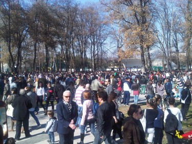 Marcia per la pace: folla radunata nel parco cittadino di Skopje.