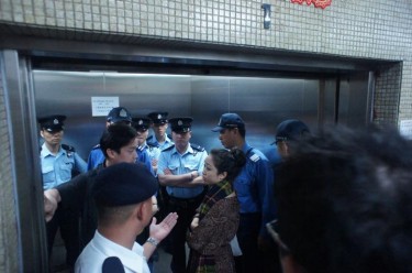 Police entering the building. Photo by Quncy Lau.
