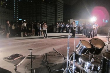 Police crackdown on a rooftop indie music concert in September 2011. Photo from inmediahk.net