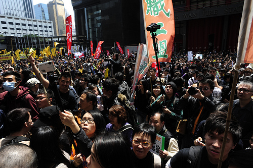 Protesters pushing the police barricades on March 25. Image by Flickr user inmediahk (CC BY-NC).