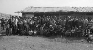 Foto di gruppo nel campo profughi