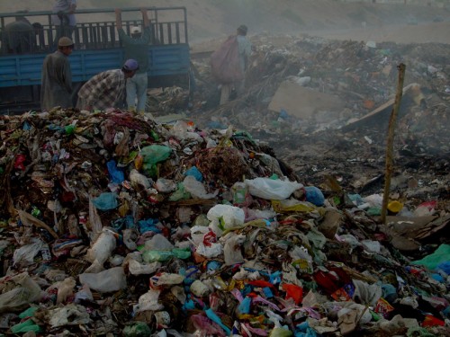 کراچی کی ایک کچرا کنڈی میں پلاستک فضلہ۔ تصویر از سید یاست کاظمی۔حق اشاعت: ڈیموٹکس(۱۵/۱۲/۲۰۰۹)۔