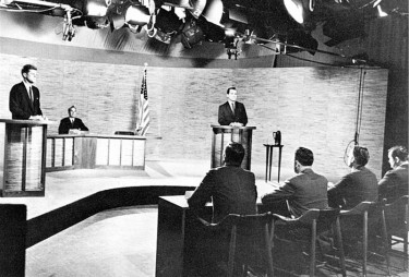 Senador John F. Kennedy e o vice-presidente Richard M. Nixon durante o primeiro debate televisionado nos EUA em 1960. Imagem do Wikimedia Commons.