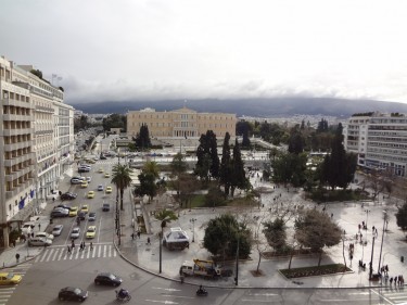 ميدان سينتاجما في أثينا في اليونان.رفع المستخدم يانيكوتس الصورة على فليكر (تحت رخصة المشاع الإبداعي).
