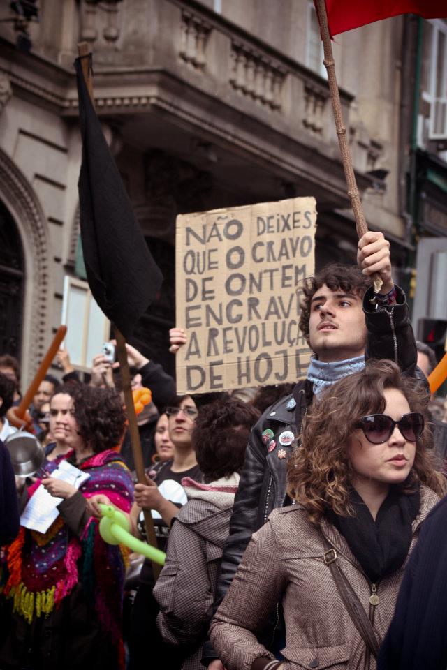 "Lass es nicht zu, dass die Nelken von gestern, in der heutigen Revolution einnisten". Foto von Filipa Sequeira auf Facebook. Porto (25. April 2012)