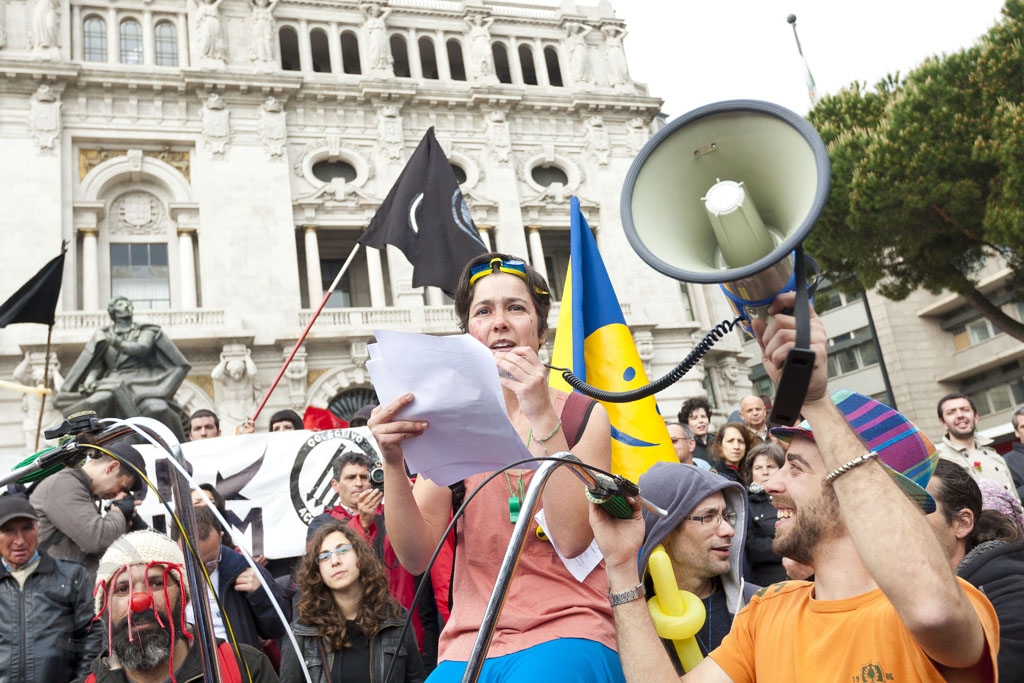 Protestanten vor dem Rathaus, Porto (25. April 2012). Foto von José Ferreira (Verwendung genehmigt)