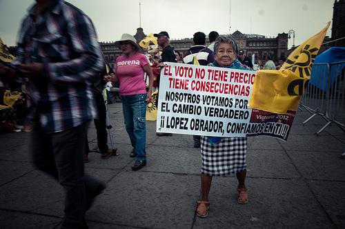 Eine Sympathisantin von López Obrador vor der Präsidentschaftsdebatte am Sonntag