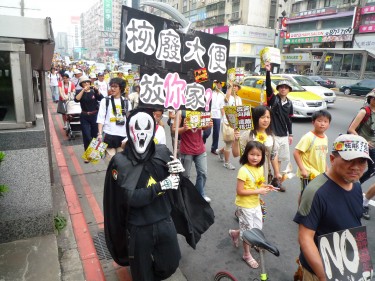 Anti-nuclear energy protest in Taipei, April 30, 2011. Photo contributed to this post by James Yang under CC: BY-NC-SA