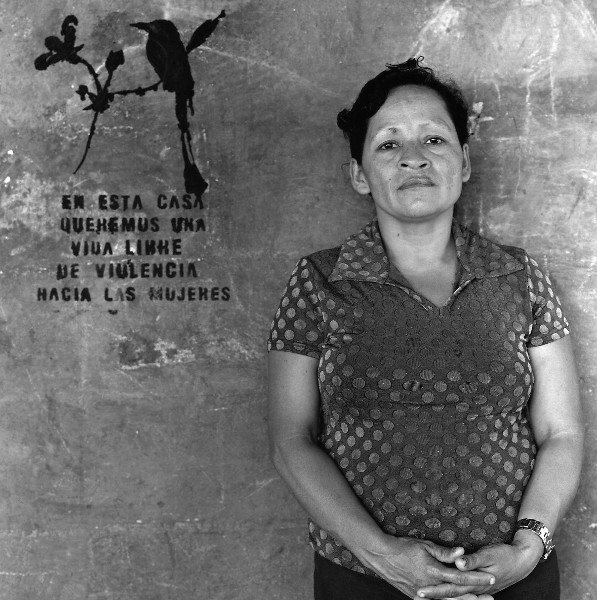 Jenni auf einem Foto für Mujeres de la Guerra von Lyn McCracken