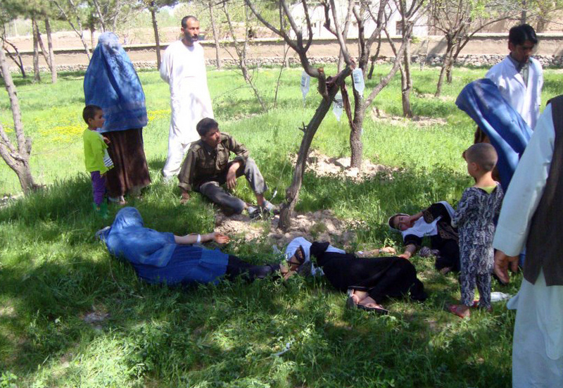 Studentesse prive di coscienza dopo ever bevuto acqua avvelenata in Afghanistan
