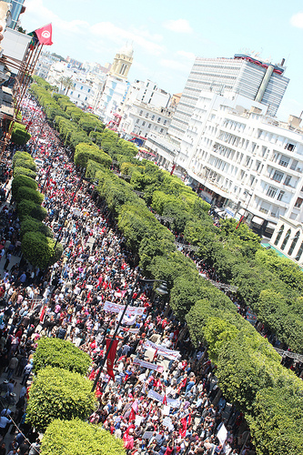 مظاهرة في شارع الحبيب بو رقيبة، تونس. رفع الصورة أميني قرابي عبر فليكر (تحت رخصة المشاع الابداعي).