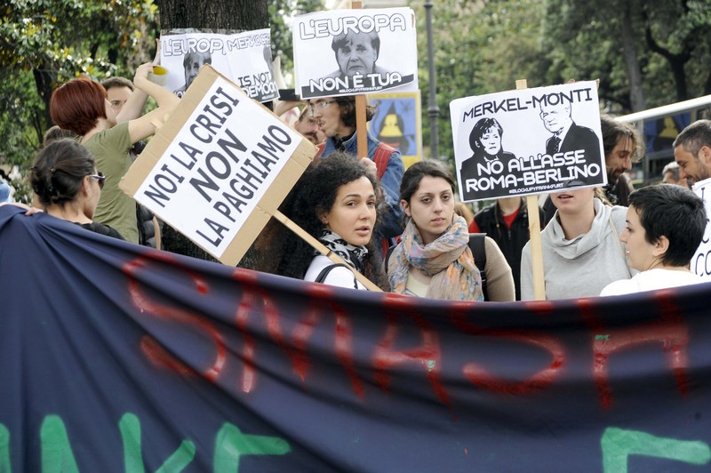 Посолство на Германия в Рим: Демонстрация срещу репресии и арести във Франкфурт по време на протестите срещу кризата. Постери срещу на оста Рим-Берлин, Европейската банка и Меркел. Снимка от Симона Гранати в Demotix (18 май, 2012 г.).