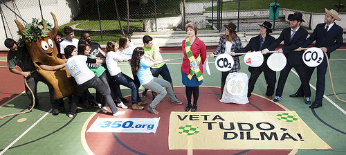 "President Dilma, connect the dots and veto the new Forest Code!" Photo by Ricardo Lisboa/ 350.org on Flickr (CC BY-NC-SA 2.0)