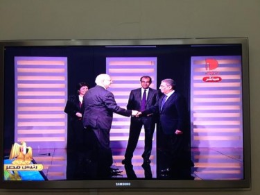 Двамата кандидати се здрависват. Снимка от @SultanAlQassemi