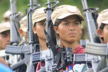 النسوة المقاتلات في الجيش الأحمر في الفلبين. الصورة من موقع الثورة الفلبينية.