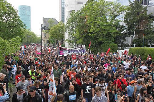 Manifestazione Blockupy (19 maggio 2012). Foto di strassenstriche.net su Flickr (CC BY-NC 2.0).