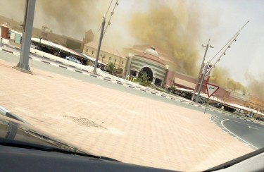 Издигащ се пушек от Виладжио мол. Снимка @LivinginDoha.