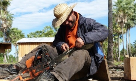 Sharpening a saw to build a house in a ranch in the Chaco. Photo by Pedro González del Campo, used with permission from Otramérica.