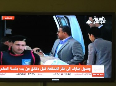 Foto su Twitter di Sultan Al Qassemi: Mubarak arriva in tribunale