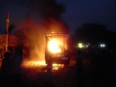 شارك معز علي صورة فوتوغرافية لسيارة شرطة محترقة على تويتر