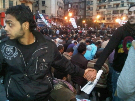 مصريون مسيحيون يحمون المسلمون يوم 3 من فبراير/ شباط، 2011 في ميدان التحرير - الصورة تحت الملكية العامة