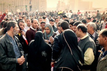 مشهد من الفيلم حيث تقوم هبة بحوار صحفي مع أم طفل مفقود في ميدان التحرير