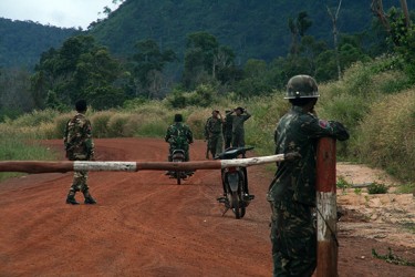 نزاع على الأرض، عادة تنتهي بحوزة الجيش في كمبوديا. الصورة من Licadho. 