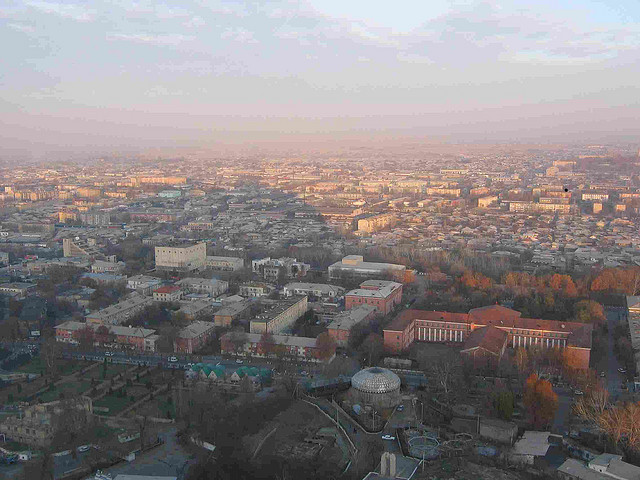 Osh, a city in southern Kyrgyzstan which served as the epicenter of ethnic clashes in June 2010. Image by Flickr user celichowster (CC BY-SA 2.0).