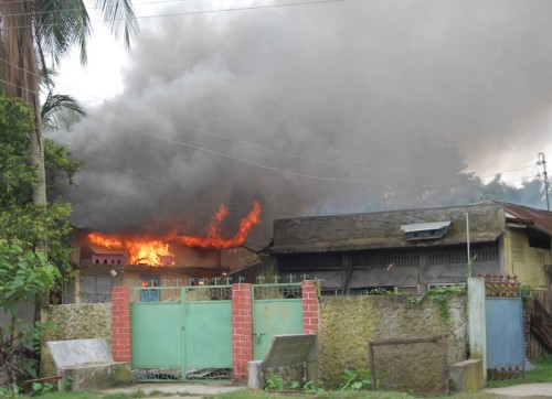 Case in fiamme nel villaggio di Barmanpar, nel distretto di Kokrajhar, a circa 230 km da Guwahati, la capitale dell'Assam. Foto di Aman. Copyright Demotix (24/7/2012)