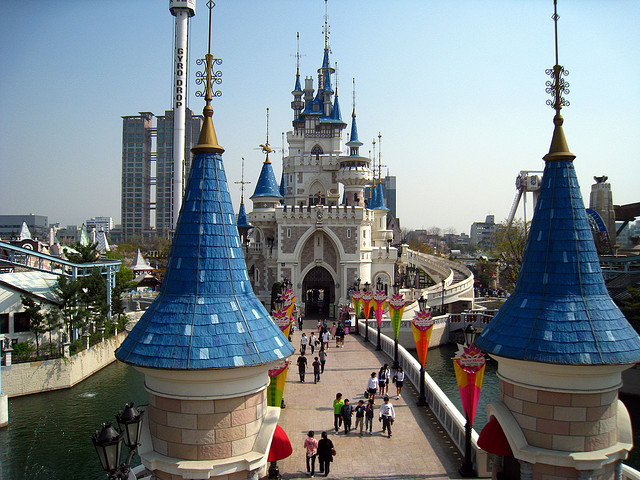 Image of Lotte World, Image by Flickr User â˜ºYoshiâ˜ (CC-BY 2.0)