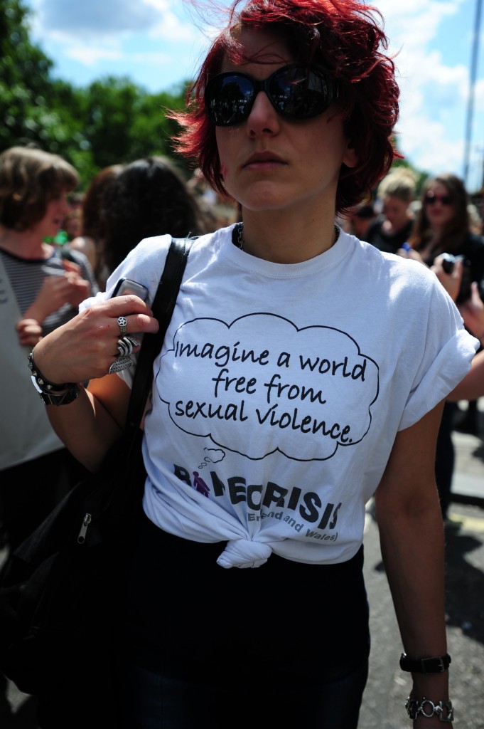 Damit na may nakasulat na No Sexual Violence sa Ginanap na SlutWalk March sa London