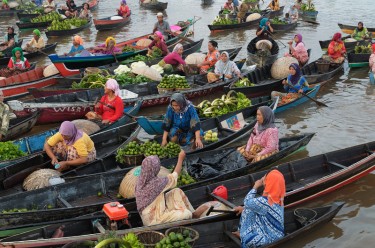 Mga bangka sa floating market ng Lok Baintan sa Indonesia