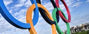 Olympic rings on Edinburgh Castle mound, by Flickr user Graeme Pow (CC BY-NC-SA 2.0).