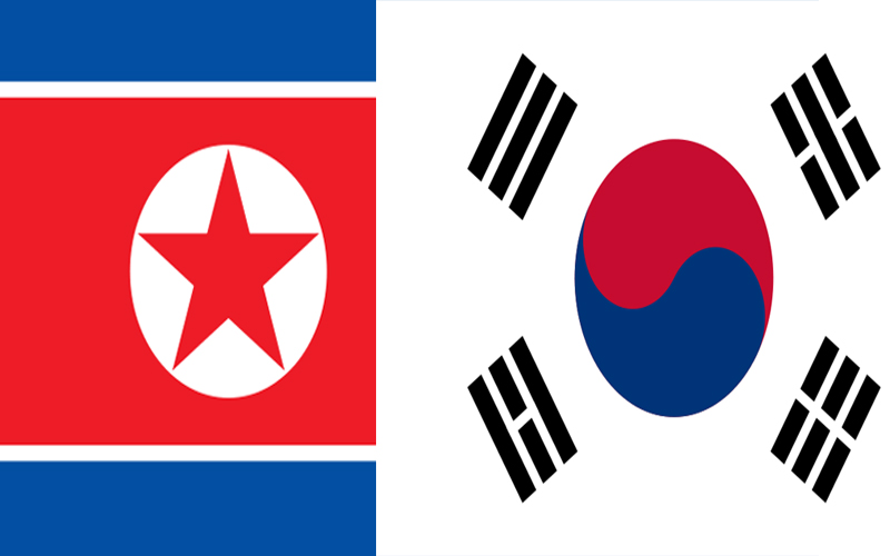 北朝鮮と韓国の国旗、左側：北朝鮮国旗　右側:韓国国旗　Wikipedia Commons 