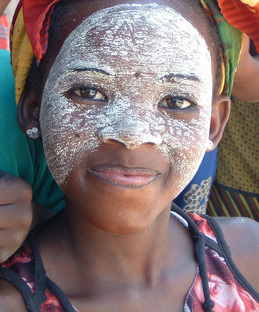 Donna con una maschera mussiro. Foto di VHGU su Flickr (CC BY-NC-SA 2.0)