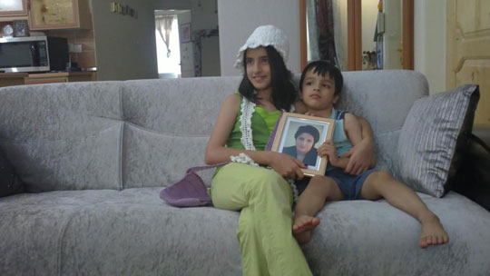 Mehraveh Khandan and her brother. Image from haghmosalamma.blogspot.ca.
