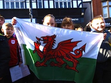 Studenti di una scuola del Galles mostrano la bandiera gallese. Immagine di Geoff Abbott, copyright Demotix (01/03/12)