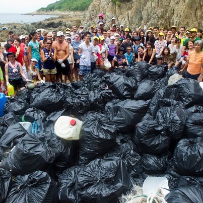 More than a hundred volunteers showed up at Shek O beach on August 12, 2012. Photo from Plastic Disaster on Facebook. 
