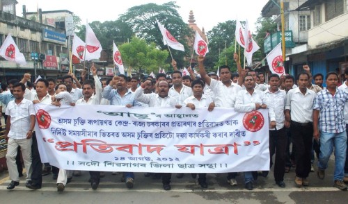 Some 3,000 members of AASU (All Assam Student Union) in Sivasagar district held a protest rally demanding implementation of the Assam Accord, the non-implementation of which they say has given illegal immigrants an easy way to settle in Assam. Image by Manash jyoti Dutta. Copyright Demotix (14/8/2012).